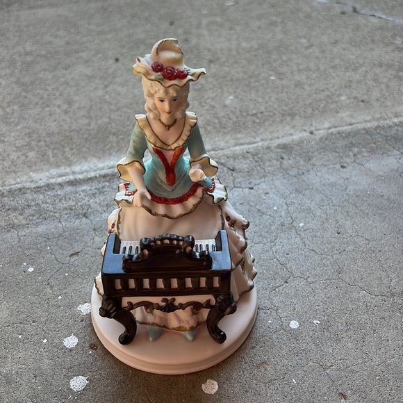 Vintage Melody in Motion Collectable Figurine - Picture 2 of 6